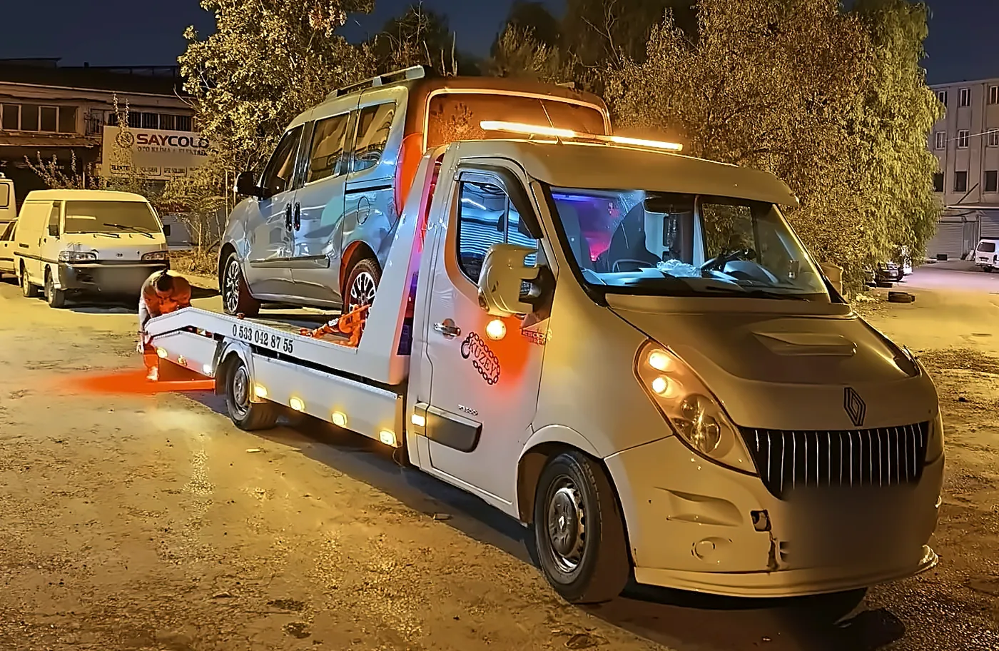 Gece araç yükleyen Kuzey Efe çekicisi